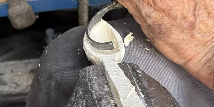 Televizyonda Gördü, Hayatına Dokundu: 22 Yıldır Ağaç Oyuyor