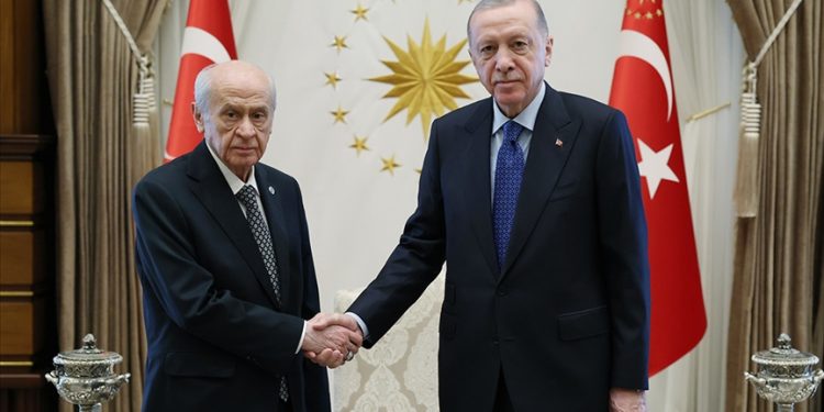 Bahçeli’den Emekliler İçin “Zam” Sinyali: Gerekirse Gövdemizi Taşın Altına Koyarız