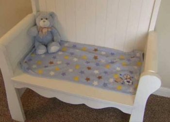 Hayatını Kaybeden Oğlunun Beşiğini Sattı… Günler Sonra Alıcı Geri Döndü ve Kamyonetin Arkasını Göstermesini İstedi